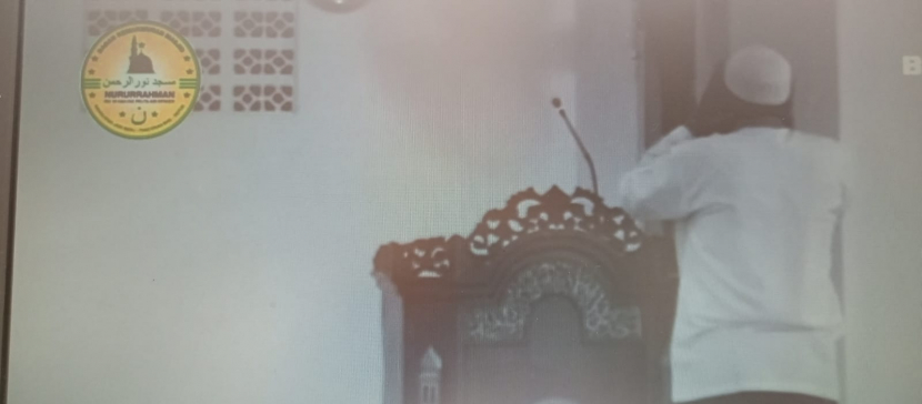 Muadzin mengundang Azan di Masjid Nururrahman, Depok (Dok. Rumah Berkah)