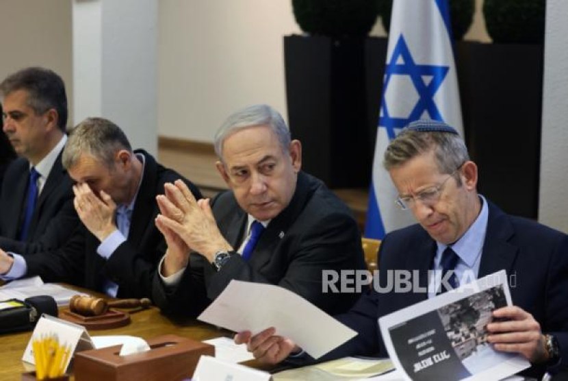 Perdana Menteri Israeli Benjamin Netanyahu (kedua kanan) memimpin rapat kabinet di  Kirya, Kementerian Pertahanan, Tel Aviv, Isreal, 17 December 2023.  