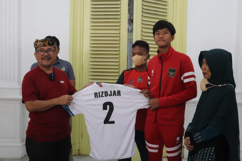 Rizdjar diterima Bupati Cirebon, Imron. (Dok Diskominfo Kabupaten Cirebon) 