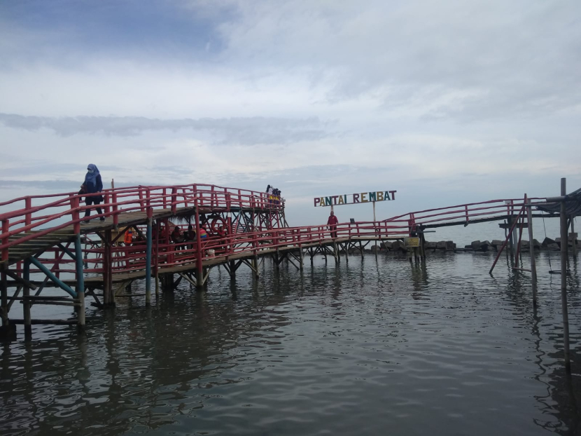 Pantai Rembat. (Lilis Sri Handayani)