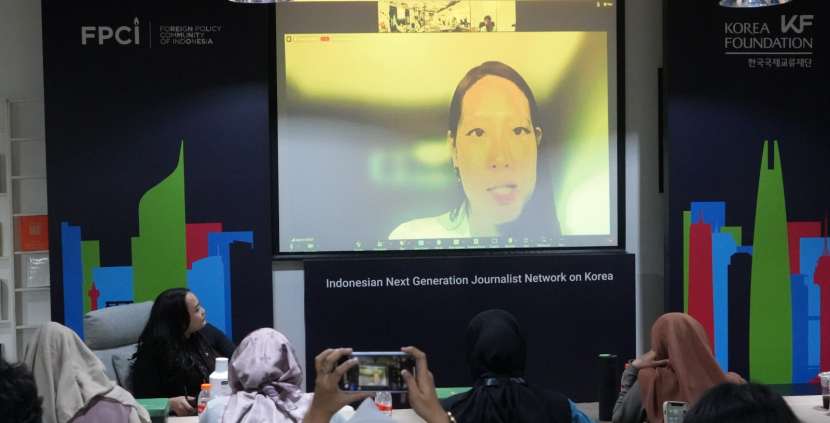 Jurnalis Hankook Ilbo Media Group, Jaeyeon Moon dalam workshop FPCI dan Korean Foundation dengan peserta Indonesia next journalist network on Korea. Dok: FPCI