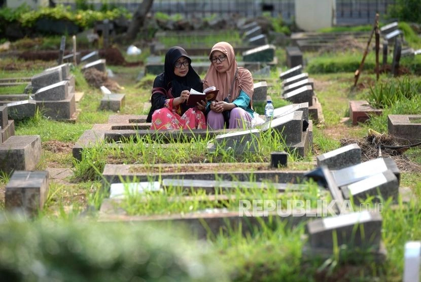 Ziarah Kubur. Ziarah kubur merupakan tradisi umat Islam di Indonesia terutama warga Nahdlatul Ulama (NU). Foto: Republika.