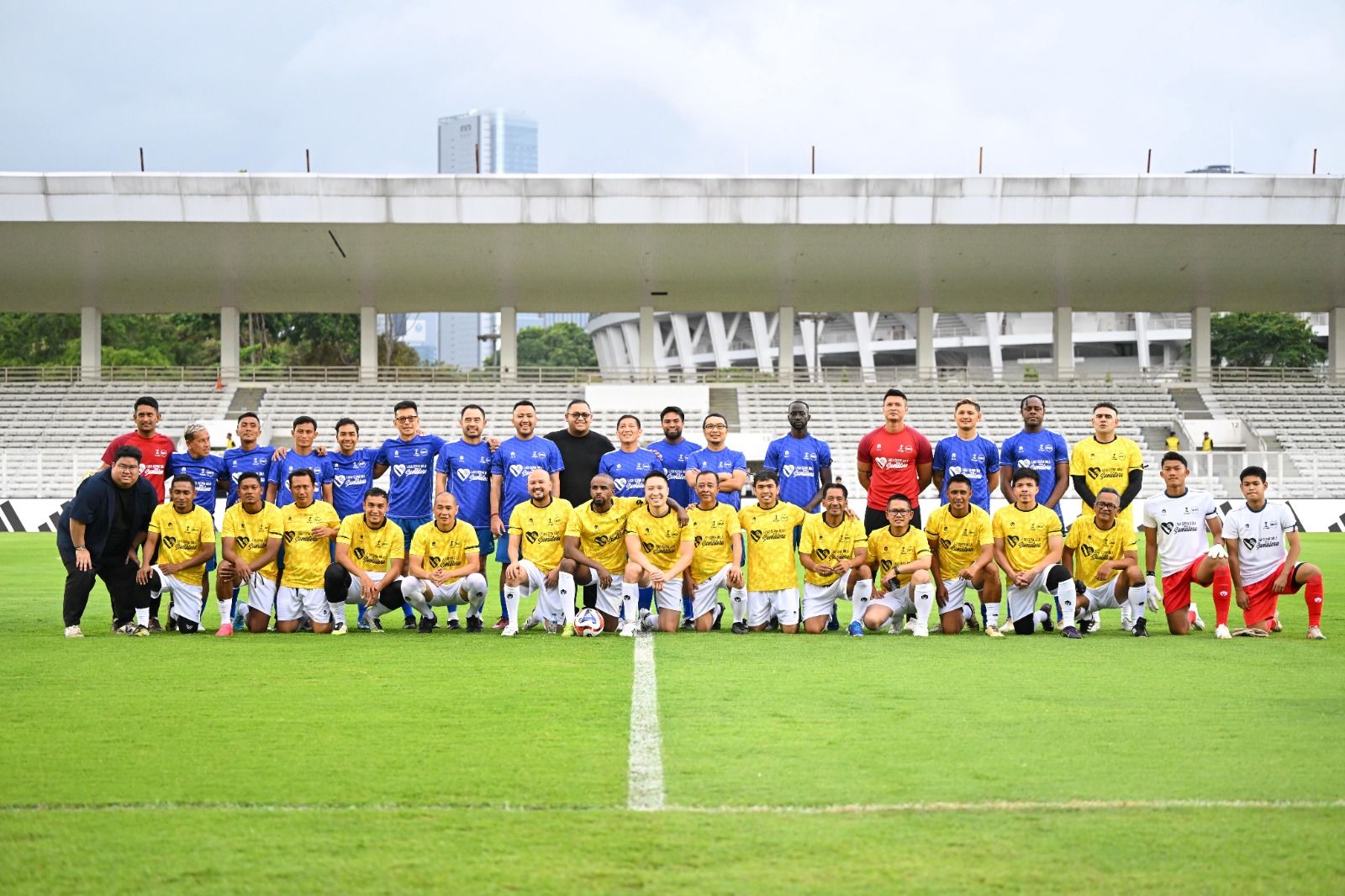 Orang-orang yang terlibat pada charity match bertajuk Laga Sepak Bola untuk Sumatra gagasan APPI dan I.League di Stadion Madya, Jakarta, pada 19 Desember 2025. (Dok. I.League)