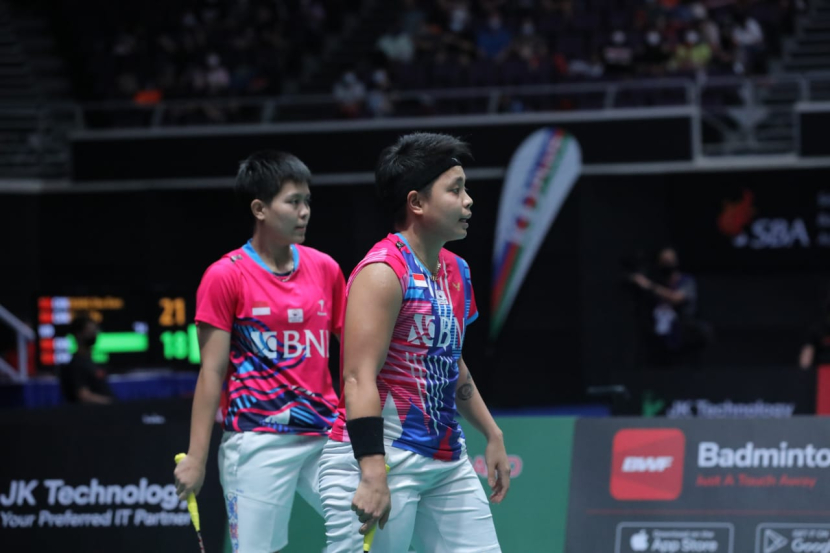 Apriyani Rahayu/Siti Fadia Silva Ramadhanti dikalahkan pasangan Cina, Zhang Shi Xian/Zheng Yu di laga kedua fase Grup B BWF World Tour Finals 2022.