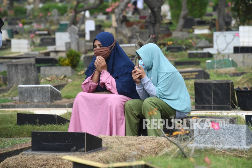 Ziarah kubur. Orang Muhammadiyah disebut anti-ziarah kubur atau nyekar. Foto: Republika.