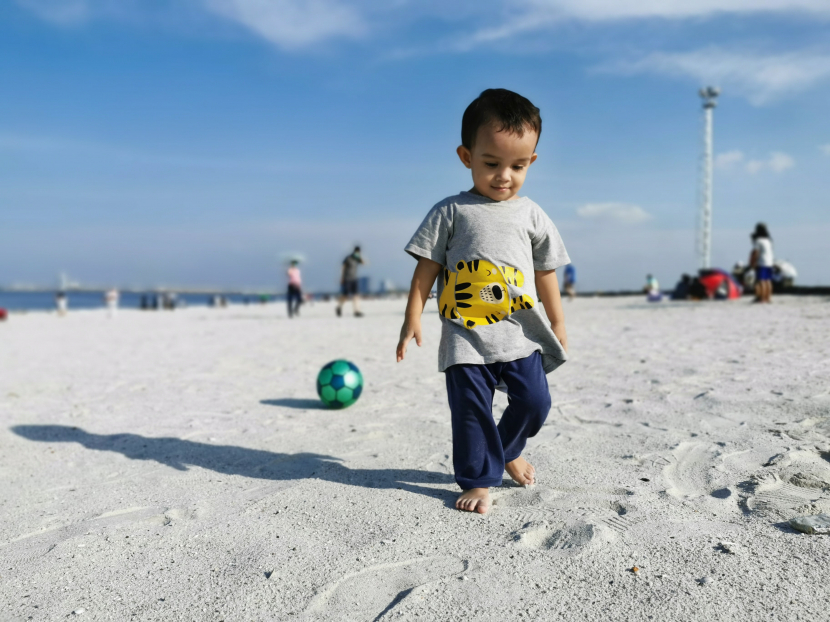 Bermain bola di Pantai Pasir Putih PIK2/ Foto: dokpri