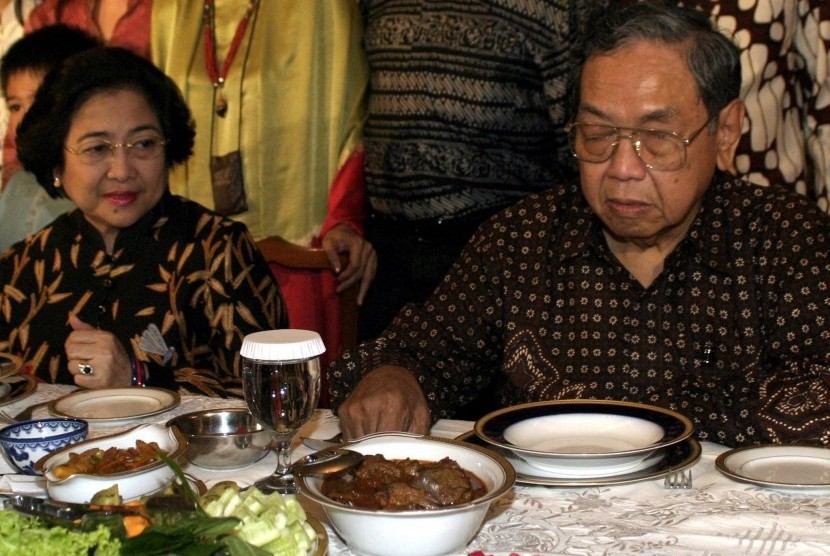 Megawati Soekarno Putri dan Gus Dur.  Megawati pernah diperdaya Menteri Agama soal keberadaan harta karun di bawah Situs Istana Batu Tulis. Foto: Republika/EPA/BAGUS INDAHONO 