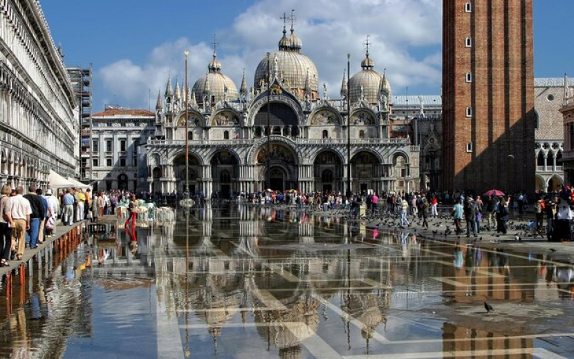 Banjir air rob menggenangi St. Mark's Basilica (Basilica di San Marco) 