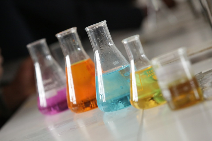ilustrasi zat kimia di laboratorium (sumber foto max pixel)