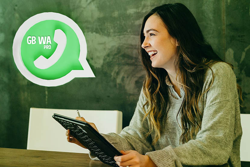 Wanita melihat logo GB Whatsapp Pro terbaru 2023.