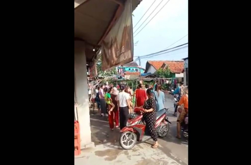 Tangkapan layar suasana ibu muda melahirkan di pinggir jalan. (Istimewa)