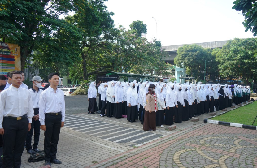 Upacara peringatan Hari Kesaktian Pancasila di Kampus Universitas Ibn Khaldun (UIKA) Bogor, Jawa Barat, Sabtu (01/10/22) diikuti perwakilan 27 perguruan tinggi. Foto : dok