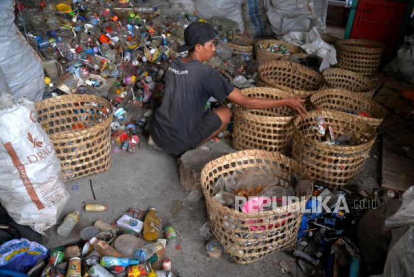 Pekerja memilah sampah kemasan yang bisa dijual kembali di Tempat Pengolahan Sampah Terintegrasi (TPST). (Dok. Republika)