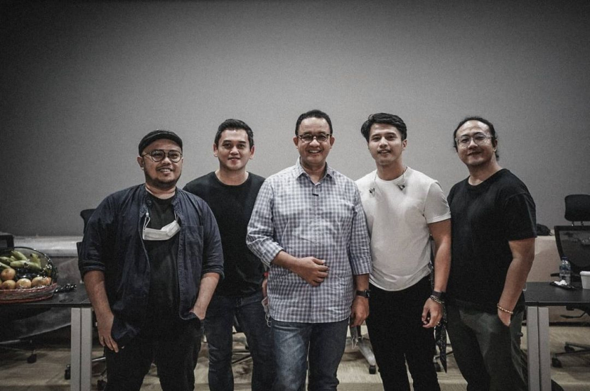 Gubernur DKI Jakarta Anies Baswedan (tengah) berfoto dengan grup band Nidji. Anies mengundang Nidji manggung di Jakarta International Stadion (JIS). Undangan ini disebut sebagai sindiran kepada Ketua Umum PSI, Giring Ganesha yang merupakan mantan vokalis Nidji.