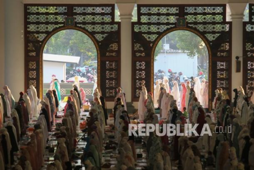 Umat Islam melaksanakan shalat Idul Fitri di Masjid Nasional Al Akbar, Surabaya, Jawa Timur, Kamis (13/5/2021). Foto: Antara/Didik Suhartono