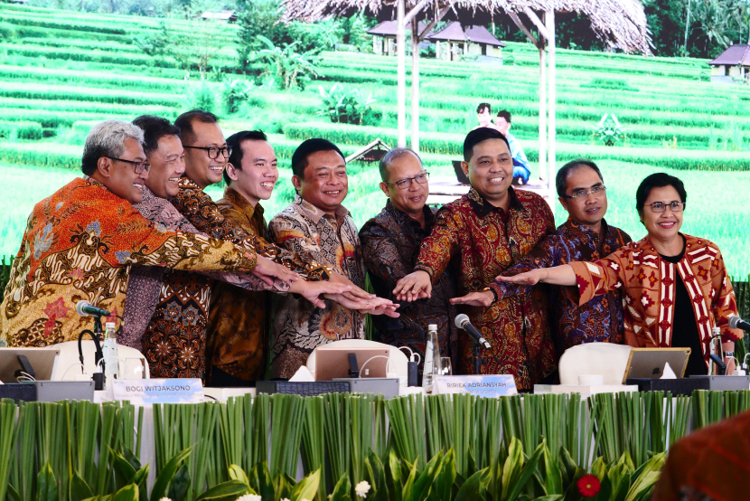 Jajaran Dewan Direksi PT Telkom Indonesia berfoto di sela Rapat Umum Pemegang Saham Tahun Buku 2023 di Jakarta, Jumat (3/5/2024). 