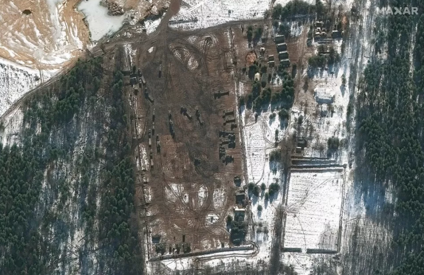 Gambar ini diambil pada 22 Februari 2022 oleh satelit Maxar Worldview, menunjukkan pengangkut alat berat di Klintsy barat, Rusia. Gambar: Citra satelit © 2022 Maxar Technologies