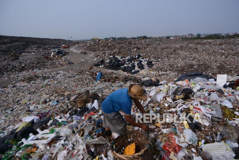 Pemulung mencari sampah plastik di TPA Sampah Rawa Kucing, Kecamatan Neglasari, Kota Tangerang, Banten, Senin (23/9/2019). 