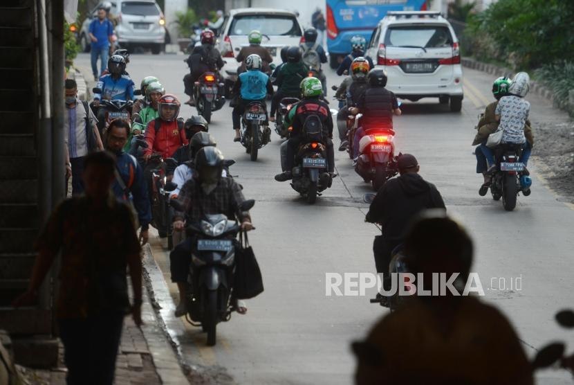 Pengendara lawan arus melintas di sisi trotoar di daerah Manggarai. Selasa (15/8/2023) malam, seorang Youtuber ribut dengan massa pengendara ojek daring di Tebet, Jakarta Selatan, lantaran pengendara ojek daring yang melawan arus tidak terima diambil gambar untuk kontek edukasi di Youtube (foto ilustrasi: putra m akbar/republika).