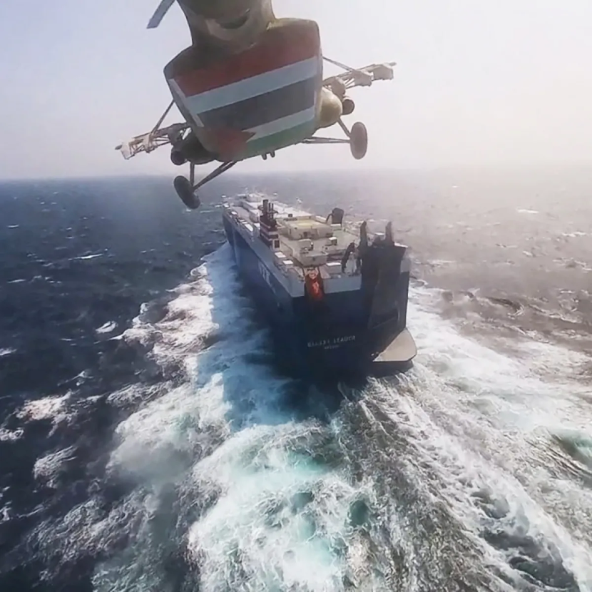 Sebuah kapal dagang yang lewat Laut Merah di kawal helikopter tempur Amerika.
