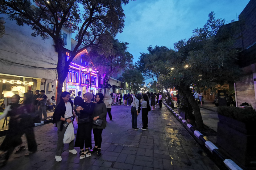 Temaram senja berpadu dengan kerlip lampu toko dan lampu PJU di sela pelaksanaan Braga Bebas Kendaraan (Braga Beken) di Jalan Braga Panjang, Sabtu (4/5/2024).(Foto Yogi Ardhi/Republika Network)