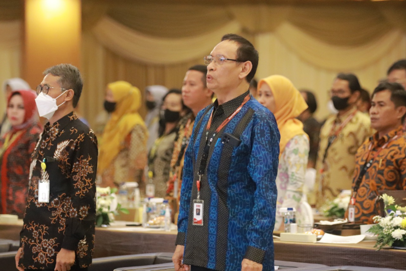 Rektor Universitas Airlangga (Unair) Prof Mohammad Nasih  (kanan) terpilih sebagai sebagai Ketua FRI periode 2022-202. Foto : unair.ac.id