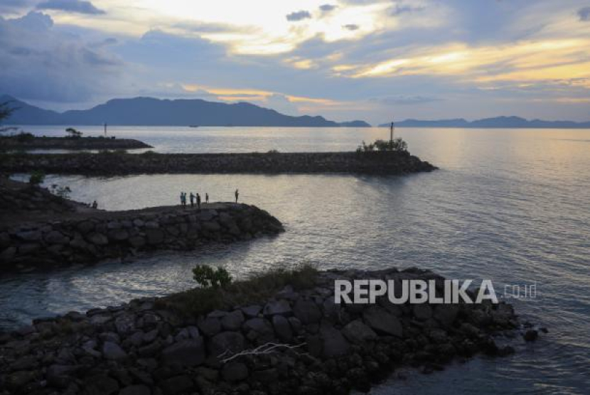 Wisatawan menunggu waktu berbuka puasa atau ngabuburit di pantai wisata Ulee Lheu Banda Aceh, Aceh, Selasa (28/3/2023). Pantai Ulee Lheu yang berada di pesisir laut Samudera Hindia menjadi salah satu lokasi favorit bagi warga ketika bulan suci Ramadhan untuk menunggu waktu berbuka puasa. Doa Hari ke-11 Puasa Ramadhan, Arab. Latin, dan Terjemahan. Sumber: Antara/Khalis Surry  