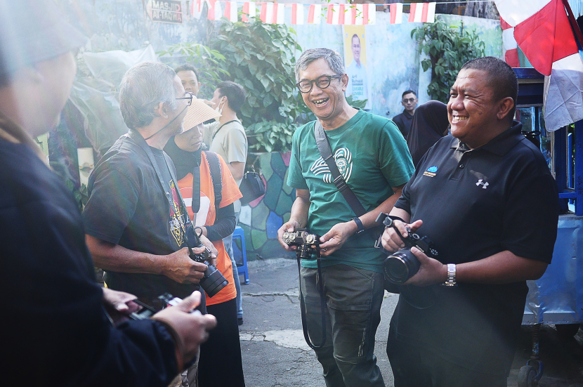 Peserta berdiskusi dengan mentor Gathot Subroto (kedua dari kanan) di sela hunting workshop street photography bersama DOSS Camera Gadget, Ahad (11/8/2024). (Foto: Yogi Ardhi/Republika Network)  (Lumix GX-8, Lumix 20mm/1.7)