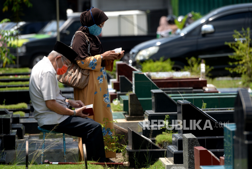 Ziarah Kubur. Nyekar ke makam orang tua atau leluhur dan ulama menjadi tradisi umat Islam Indonesia. Foto: Republika.