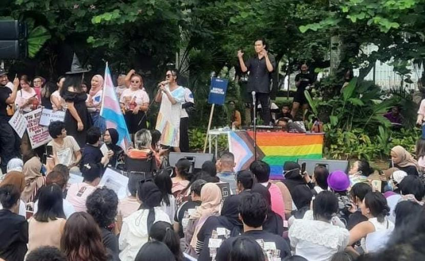 Sekelompok remaja menggelar aksi sembari membentangkan bendera pelangi dan mendukung<a href=