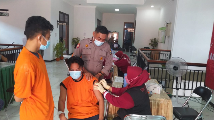Petugas memberikan dosis vaksin pada seorang tahanan di Gresik (Foto: Istimewa)