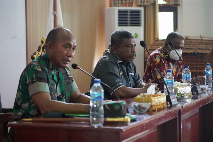 Pangdam XVIII/Kasuari, Mayjen Gabriel Lema bertemu Ketua MRP-PB, Maxi Nelson Ahoren di Aula MRP PB, Kabupaten Manokwari, Papua Barat, Rabu (16/2/2022) 