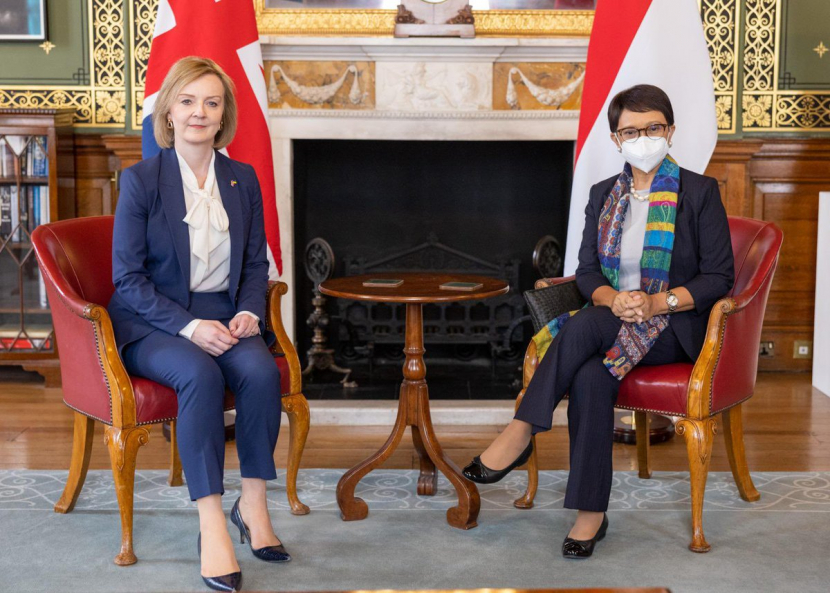 Menteri Luar Negeri Inggris Liz Truss (kiri) dan Menlu Indonesia Retno Marsudi  (Dok. Kedutaan Besar Inggris di Jakarta)