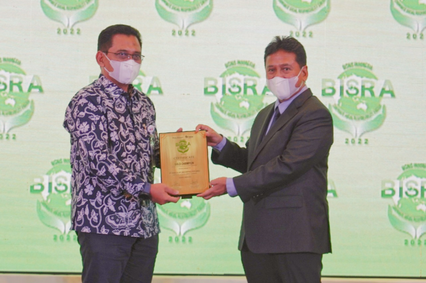 EVP Corporate Secretary KAI Asdo Artriviyanto (kiri) saat meneria penghargaan dari Presiden Komisaris Bisnis Indonesia Hariyadi Budi Santoso Sukamdani. (Foto: Humas KAI)