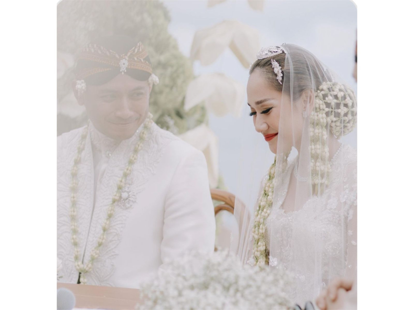 Bunga Citra Lestari (kanan) bersama sang suami Tiko Aryawardhana (kiri) saat melangsungkan akad nikah di Bali pada Ahad (2/12/2023).