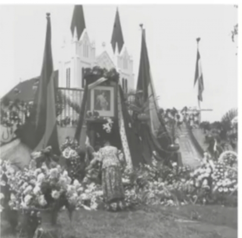 Sebelum berdiri patung Chairil Anwar, di tempat serupa pernah menjadi lokasi perayaan 50 tahun bertahtanya Ratu Belanda, Ratu Wilhelmina. Foto: A.J van Veen dalam Arthur van Schalk.