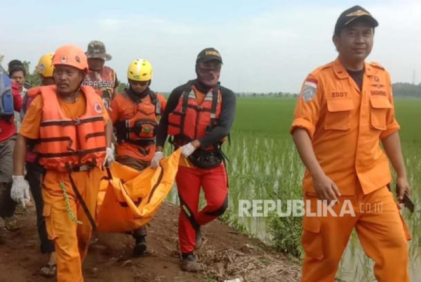 Tim SAR gabungan mengevakuasi korban terakhir tenggelam di Sungai Panarikan. (Dok. Republika)