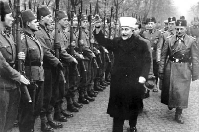 Mufti Palestina melakukan inspeksi legiun Muslim dalam pasukan SS Jerman.