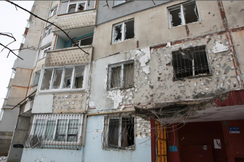 Sebuah bangunan tempat tinggal yang rusak akibat penembakan baru-baru ini di Kharkiv, seperti yang terlihat pada hari Sabtu [Vyacheslav Madiyevskyy/Reuters]