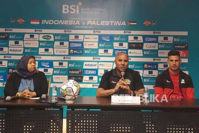 Pelatih Timnas Palestina, Makrem Dobboub dan Penyerang Timnas Palestina Tamer Seyam memberikan keterangan pers terkait persiapan pertandingan FIFA matchday melawan Indonesia di Hotel Vasa Surabaya, Selasa (13/6/2023). Foto: Republika/Dadang Kurnia