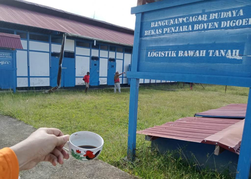 Menikmati kopi tubruk di bekas penjara di Boven Digoel di Papua Selatan yang dibangun di lingkungan kamp interniran (foto: priyantono oemar).