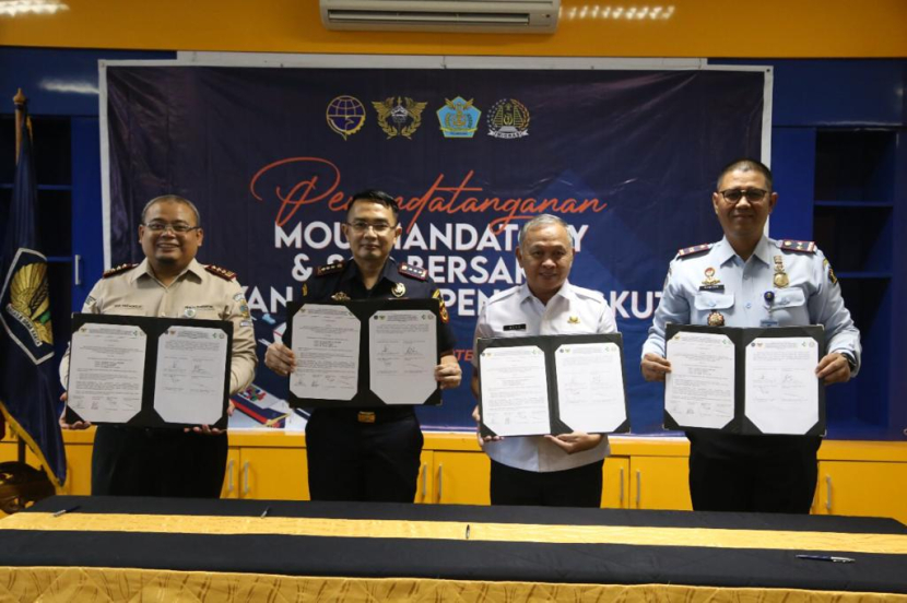 Foto bersama penandatanganan MoU Penerapan SSm Pengangkut/Humas Imigrasi Semarang