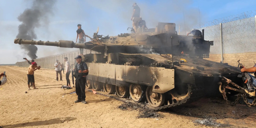 Tank Merkava hancur terkena serangan RPG pejuang Hamas di Gaza.