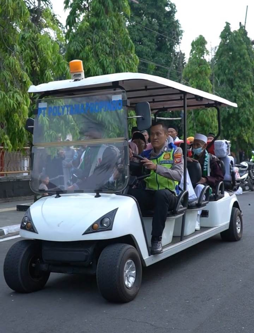 Calhaj lansia diantar menggunakan mobil golf. (Dok Satlantas Polres Indramayu)