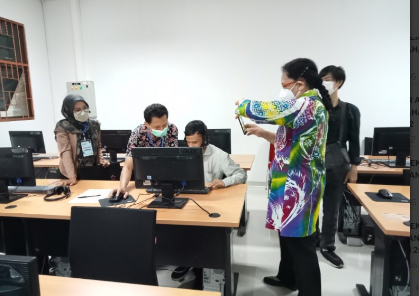 Universitas Negeri Yogyakarta (UNY) melayani peserta difabel dengan fasilitas komputer lengkap dengan aplikasi khusus. Foto : uny.ac.id