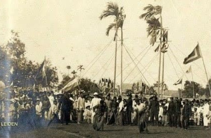 Kemeriahan Panjat Pinang di Hindia Belanda di masa lalu.