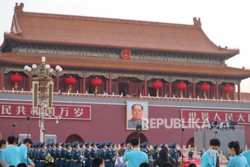 Pasukan Tentara Pembebasan Rakyat China (PLA) bersiap mengikuti perayaan 100 tahun Partai Komunis China (CPC) di Lapangan Tiananmen, Beijing, China, Kamis (1/7/2021). Foto: ANTARA/M. Irfan Ilmie