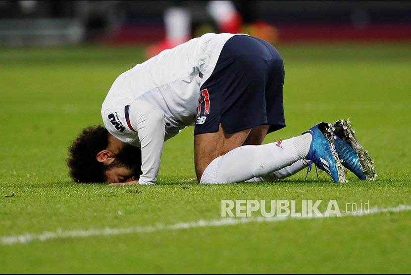 Gelandang Liverpool dan Timnas Mesir Mohamed Salah saat sujud syukur. Ilustrasi. 