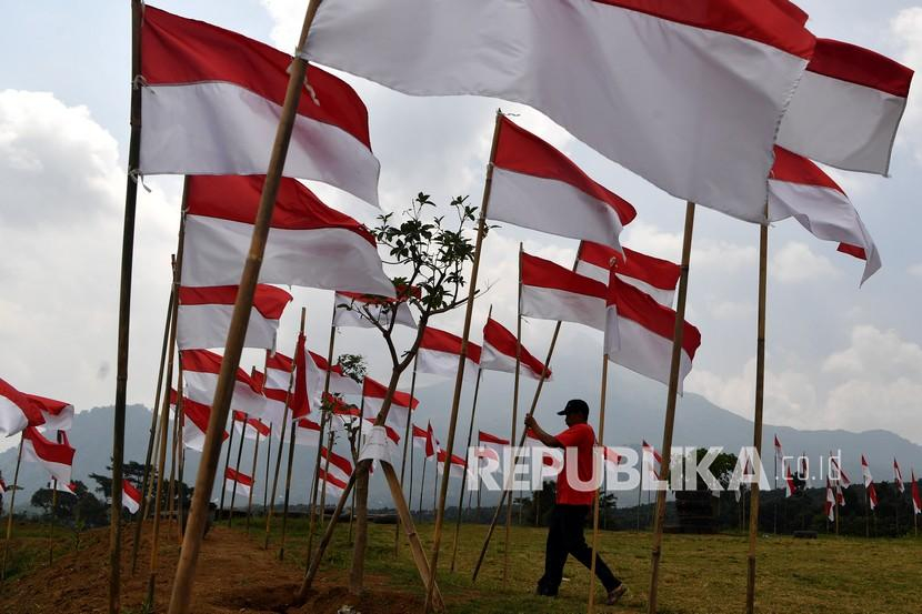 Bendera Merah Putih. Penjahit bendera merah putih pertama adalah istri Soekarno, Ibu Fatmawati. Foto: Republika.