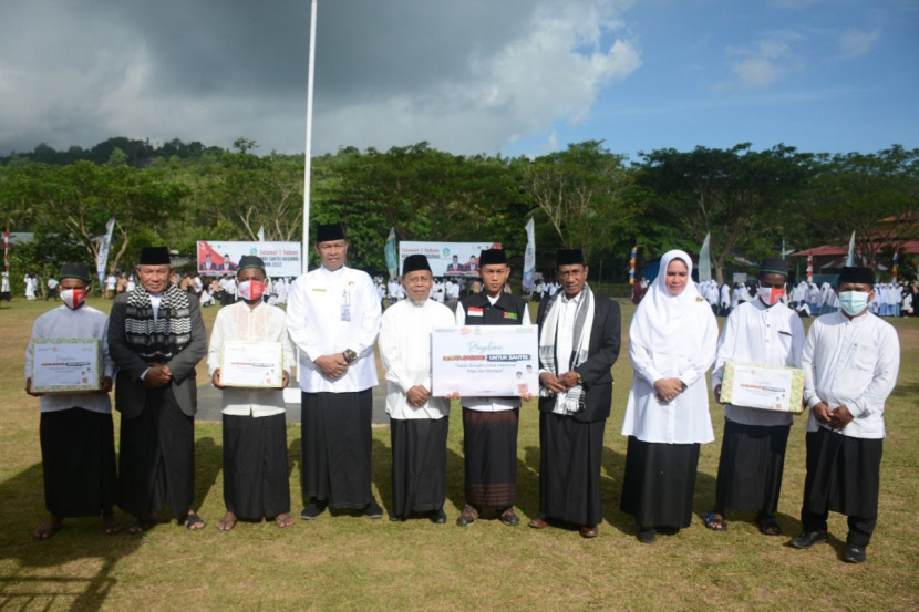 Laznas BMH Maluku membagikan sarung untuk santri pada momentum Hari Santri Nasional di Pesantren Hidayatullah Liang, Sabtu (22/10/2022). (Foto-foto: Dok BMH)